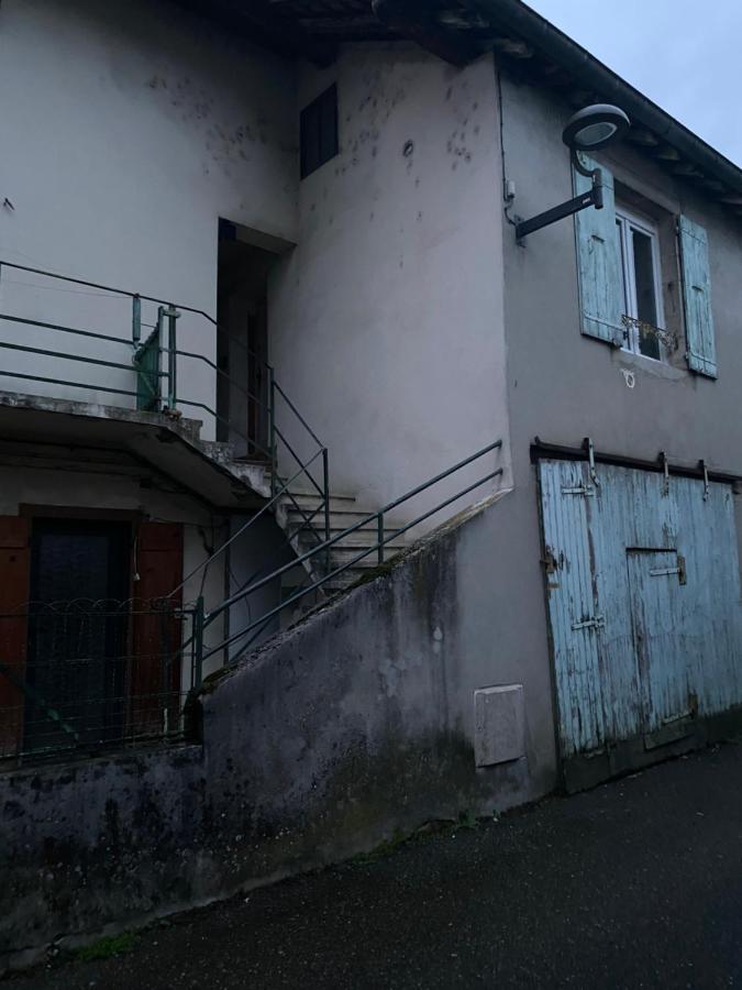 Appartement Equipe Au Centre De Bletterans Exterior photo